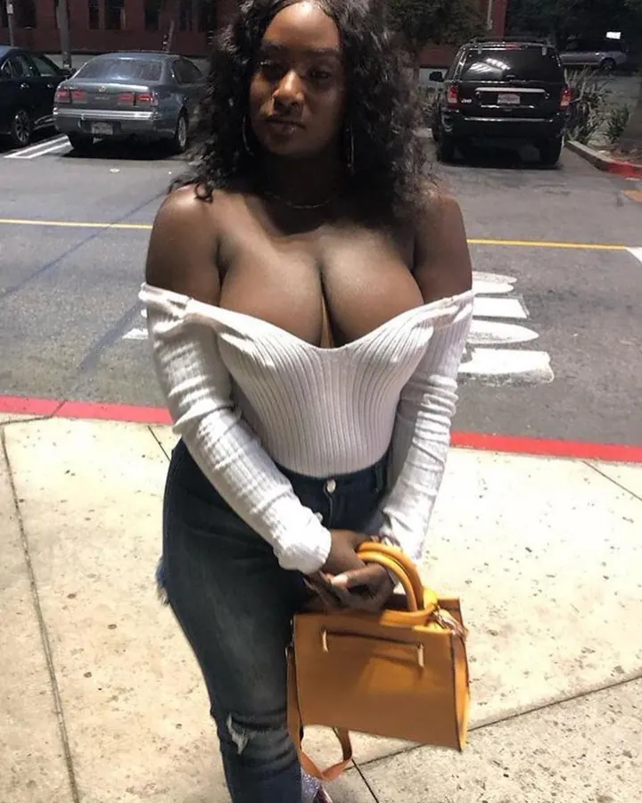 Femme en top blanc et jean près d’une rue