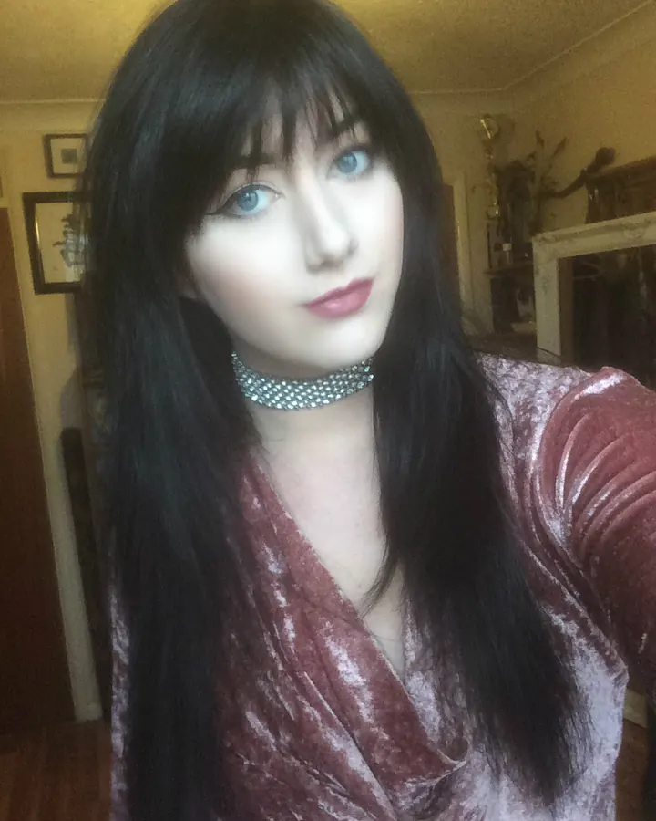 Femme aux longs cheveux noirs et choker strassé